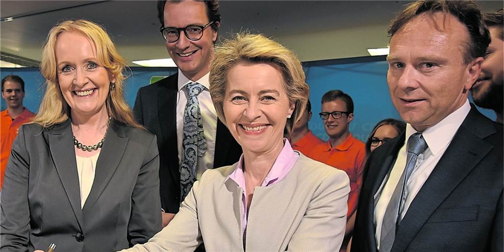 Regierungspräsident in Münster? Borkens Landrat Kai Zwicker winkt ab Schulter an Schulter: Landrat Dr. Kai Zwicker (rechts) mit Hendrik Wüst und Borkens Bürgermeisterin Mechtild Schulze Hessing (links) beim Empfang der damaligen Verteidigungsministerin Ursula von der Leyen.