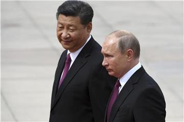 Schulterschluss der wohl mächstigsten Trump-Gegenspieler: Wladimir Putin wird in Peling von Xi Jinping empfangen. Foto: Greg Baker/Pool AFP/AP