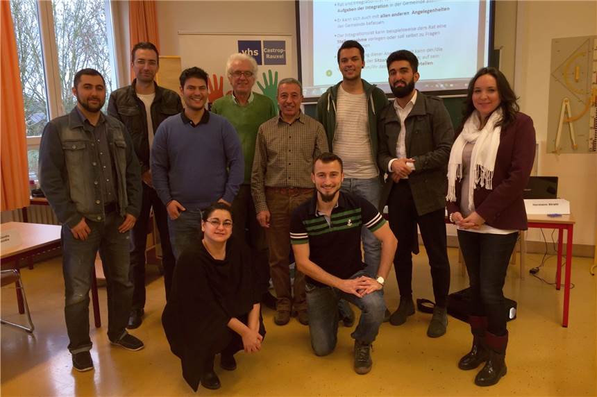 Einzige Sitzung: Integrationsrat tagt am 20. November und wählt neuen Vorsitzenden Schulung mit Ayla Dalkilinc (r.) und dem Integrationsrat. Das Archivfoto entstand vor fast vier Jahren. Inzwischen hat sich eine andere Zusammensetzung ergeben.