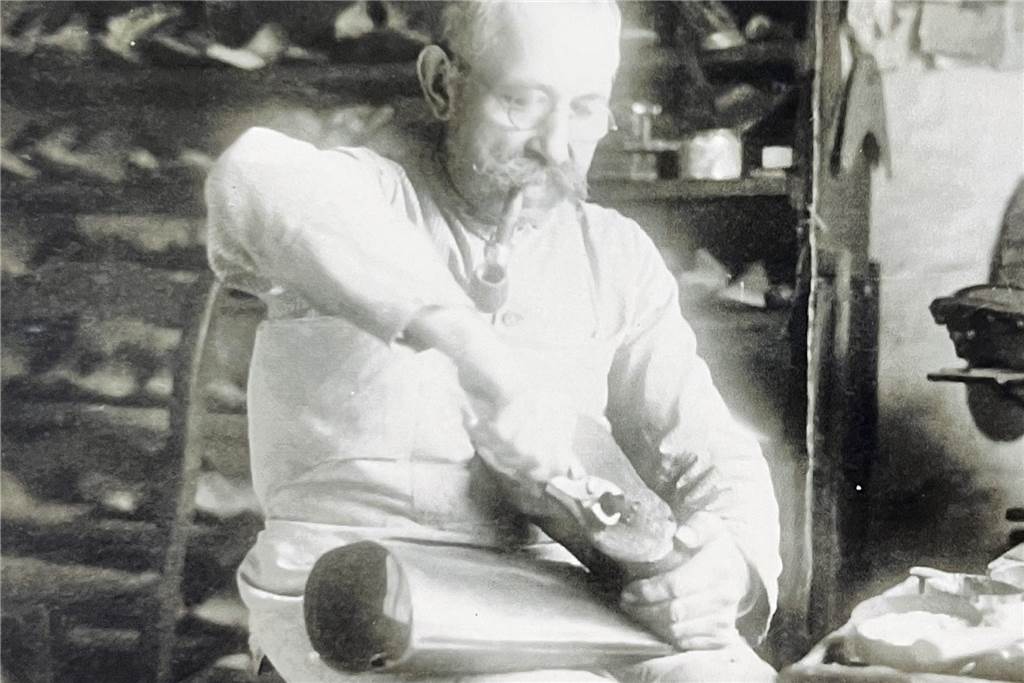 Schuster Niehues bei der Arbeit: Hier werkelt er an einem Schuh.