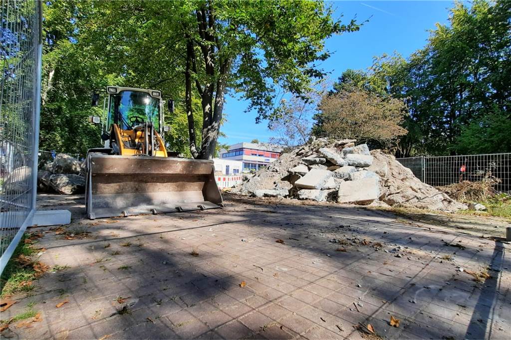 Dauerbaustelle: Schule muss noch länger auf ihren neuen Brunnen warten Schuttberge und Bagger statt Wasserschnecke und Wildblumenwiese: Der Neubau des Brunnen verzögert sich.