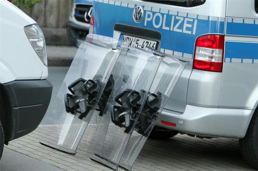 Das Polizei-Protokoll der Nazi-Gewalt an Silvester Schutzausrüstung der Polizei.