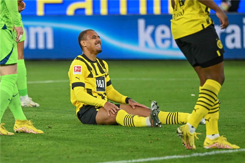BVB-Einzelkritik zum 0:2 in Wolfsburg: Nur Kobel und Süle solide – Adeyemi wirkungslos BVB-Angreifer Donyell Malen sitzt am Boden.