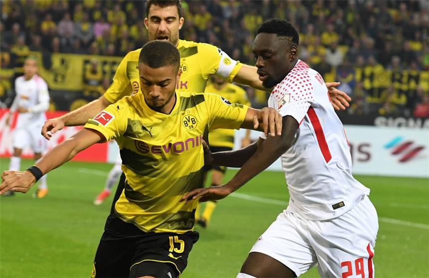Schwachpunkt in der BVB-Defensive: Jeremy Toljan (l.).