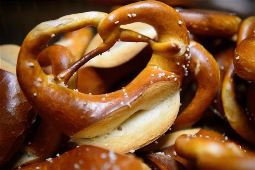 Droht der schwäbischen Brezel das Aus? Schwäbische Brezeln: Viele Betriebe sind mittlerweile auf automatische Schlingmaschinen und Tiefkühlteig umgestiegen. Foto: Sina Schuldt