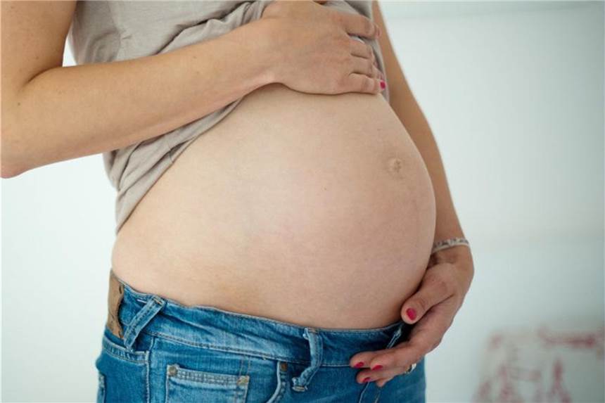 Alkohol ist Gift für ungeborene Babys Schwangere, die Alkohol trinken, riskieren beim Kind bleibende Schäden. Vor allem auf das Gehirn des Kindes kann sich Alkoholkonsum fatal auswirken. Foto: Maurizio Gambarini