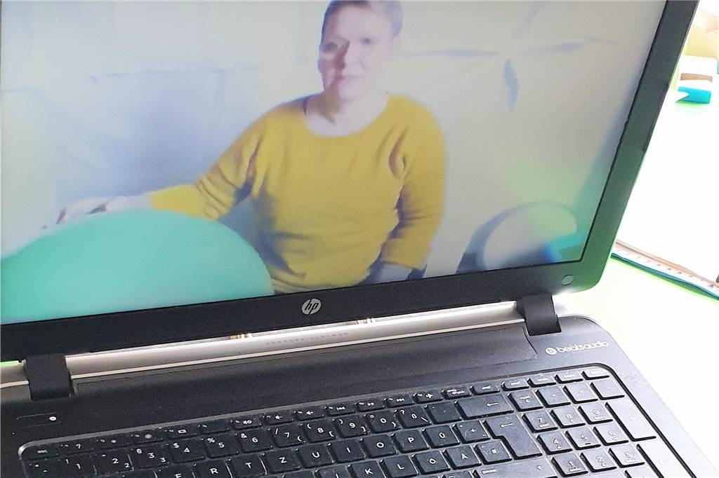 Hebammen und Corona: „Zwischenmenschliches bleibt auf der Strecke“ Schwangere und junge Eltern können sich während der Kurse mit Katrin Geiger über Video-Chat austauschen. Die Vorsorge findet aber nach wie vor in ihrer Praxis statt.