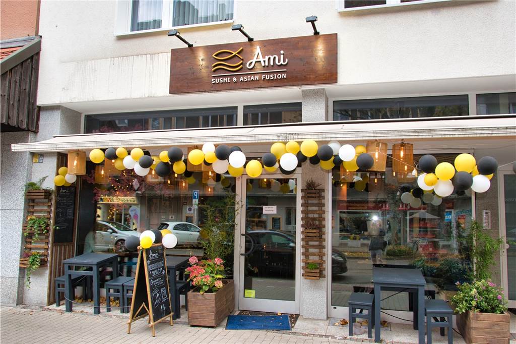Neues Restaurant im Kaiserviertel serviert Sushi mit Nebeleffekt Schwarz-gelb müssen die Luftballons zur Eröffnung des Restaurants sein