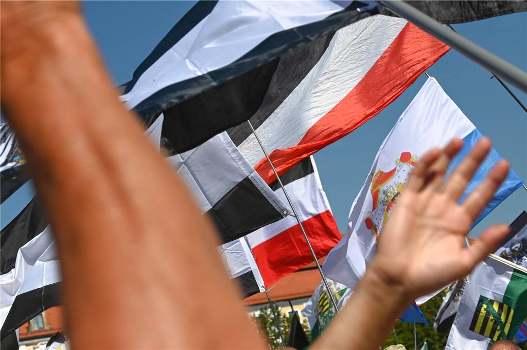 Arbeitsagentur geht gegen Reichsbürger vor Schwarz-weiß-rote Reichsflaggen werden auf einer Demo geschwenkt.