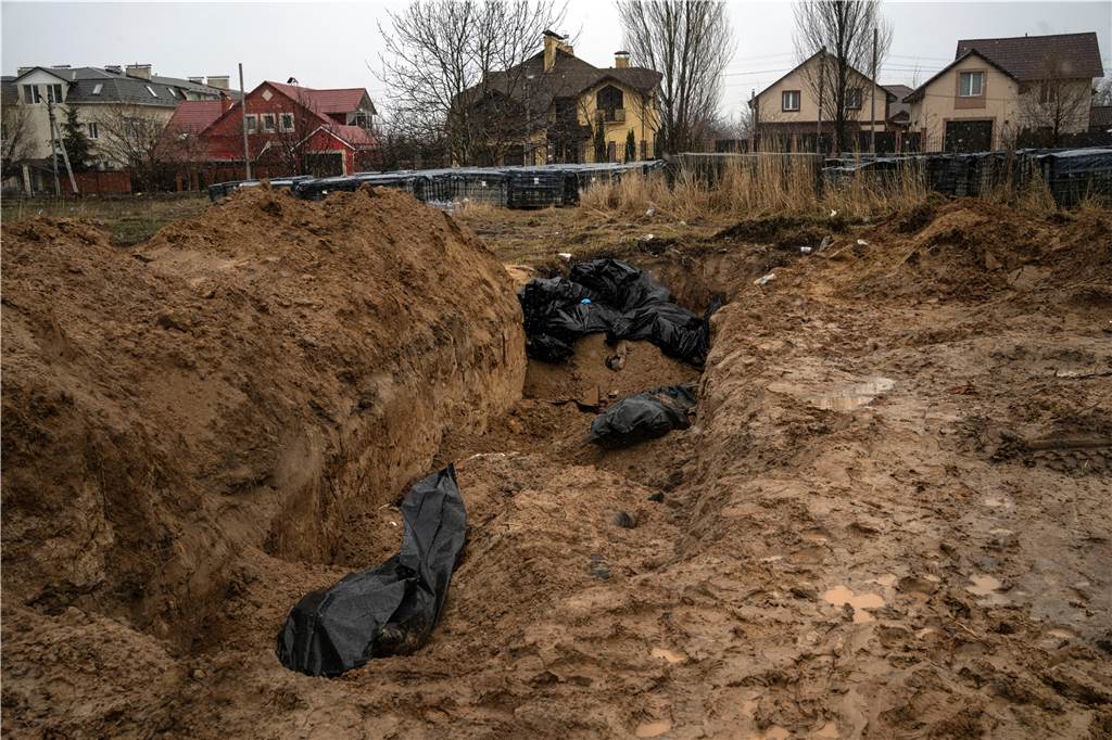 Die Kriegsverbrechen von Butscha: Putins Truppen hinterlassen nur den Tod Schwarze Leichensäcke liegen in einem Massengrab. In der ukrainischen Stadt Butscha, 25 Kilometer nordwestlich der Hauptstadt Kiew, bietet sich nach dem Rückzug der russischen Armee ein Bild des Grauens.