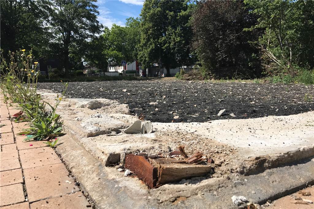 Am Bärenplatz in Deininghausen soll noch in diesem Jahr gebaut werden Schwarze Schlacke bedeckt den Ort, an dem im April der ehemalige Schlecker-Bau abgerissen worden ist.