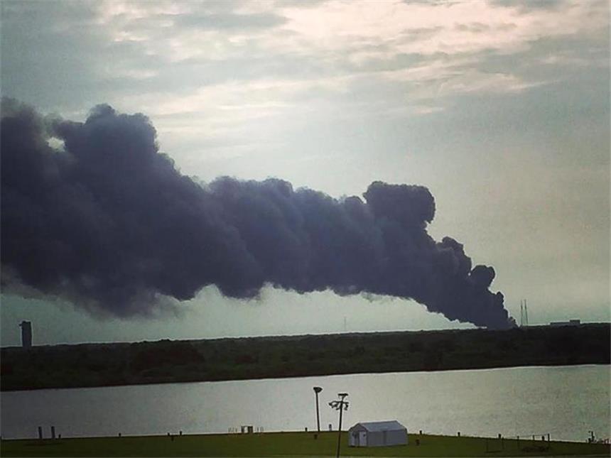 Rakete auf Cape Canaveral explodiert: Satellit zerstört Schwarzer Rauch über dem Weltraumbahnhof Cape Canaveral: Eine Rakete der privaten Raumfahrtfirma SpaceX ist bei einem Test explodiert. Foto: Tia Grant