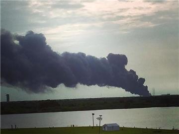 Schwarzer Rauch über dem Weltraumbahnhof Cape Canaveral: Eine Rakete der privaten Raumfahrtfirma SpaceX ist bei einem Test explodiert. Foto: Tia Grant