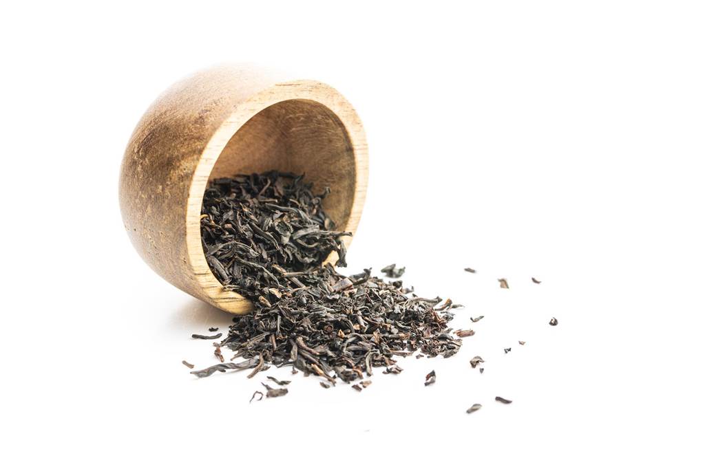 Wunderbare Tee-Welt: Sorten, Feinheiten und Unterschiede Ein Schälchen mit schwarzem Tee.