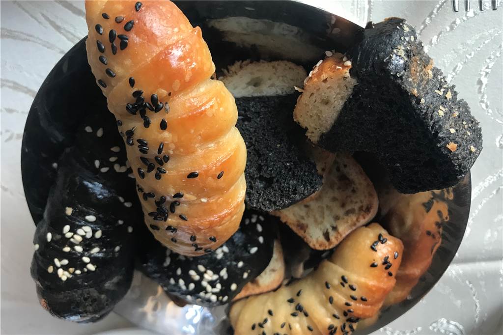 Im Schlossrestaurant Nordkirchen gibt es Kunst, Köstlichkeiten und kleine Korrekturen Schwarzes Brot mit herrlichem Dip