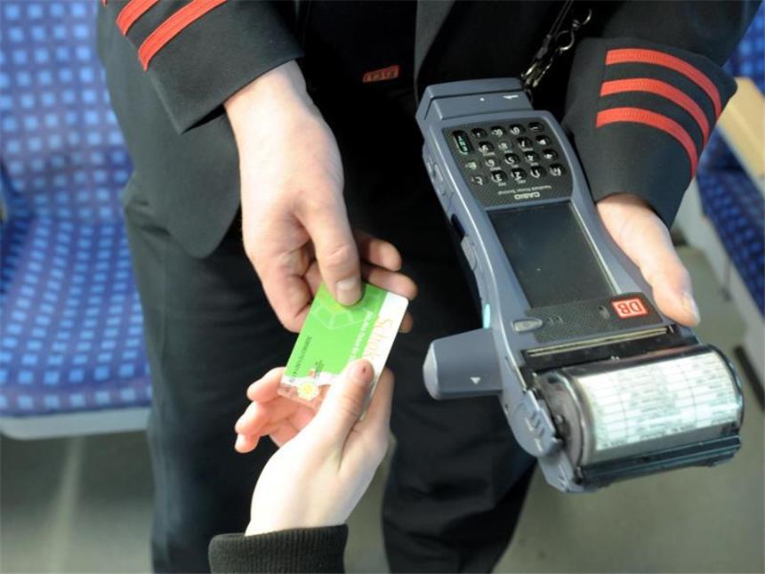 Schwarzfahren soll bald 60 Euro kosten Schwarzfahren soll bald mit 60 Euro geahndet werden. Foto: Franz-Peter Tschauner/Archiv