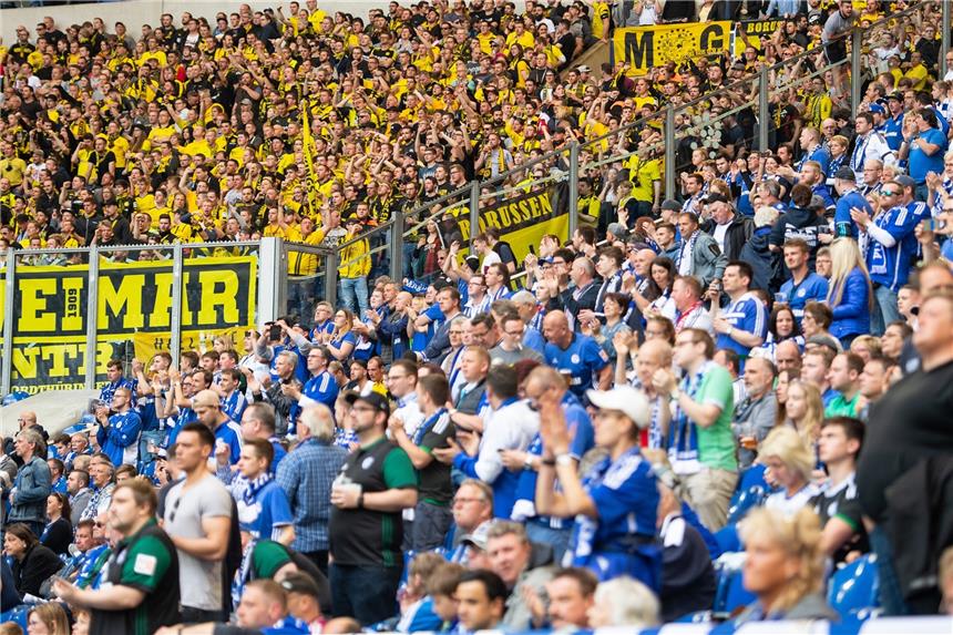 Polizei zieht positives Fazit - Keine größeren Zwischenfälle Schwarzgelb gegen Königsblau. Das Revierderby elektrisiert die Fans.