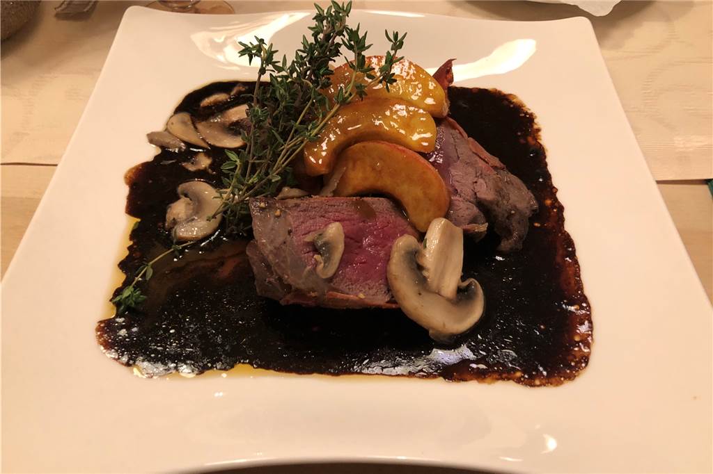 Schwarzwildmedaillons mit einer Wacholderpilzjus, Röstkartoffeln und Blattsalat
