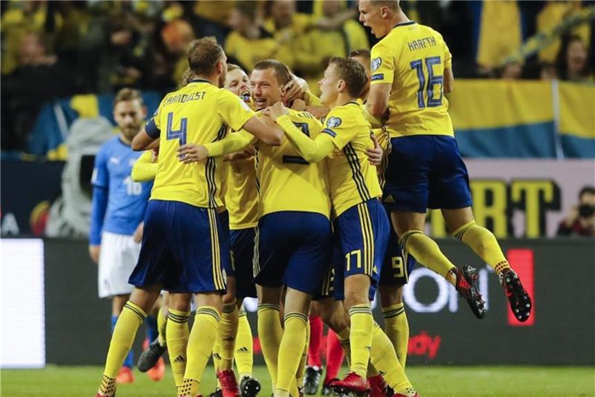 Italien muss um WM bangen: 0:1 in Schweden Schwedens Jakob Johansson (M) jubelt mit seinen Mannschaftskollegen über seinen Treffer zum 1:0 gegen Italien. Foto: Frank Augstein