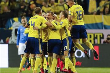 Schwedens Jakob Johansson (M) jubelt mit seinen Mannschaftskollegen über seinen Treffer zum 1:0 gegen Italien. Foto: Frank Augstein