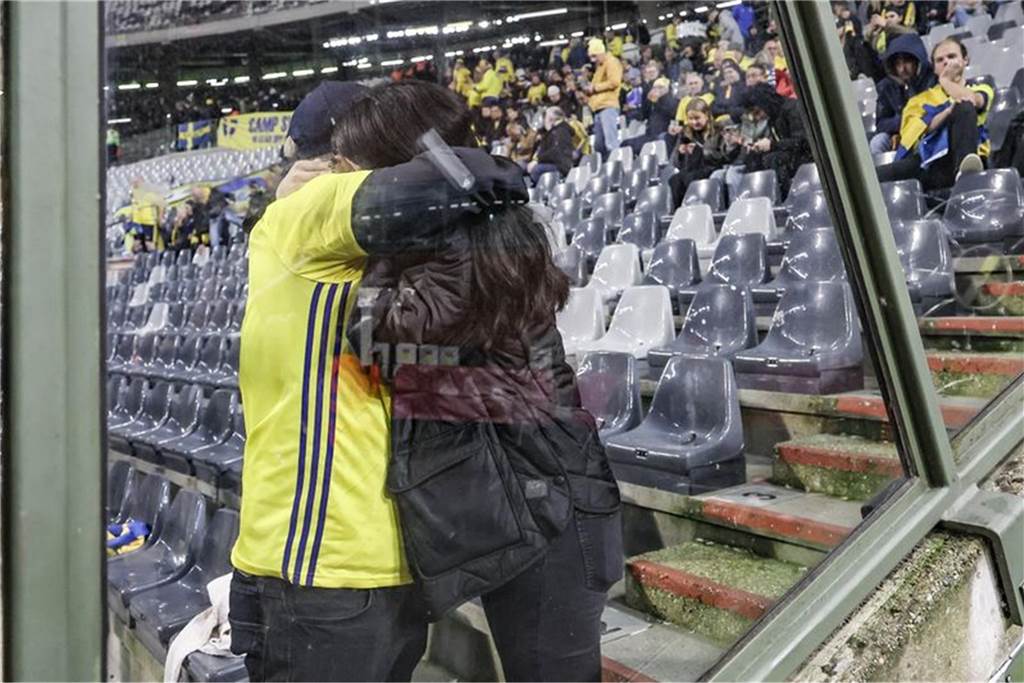 Zwei Tote nach Schüssen in Brüssel Schwedische Fußballfans spenden sich Trost. Das EM-Qualifikationsspiel zwischen Belgien und Schweden wurde nach den Schüssen in Brüssel abgebrochen. Foto: Bruno Fahy/Belga/dpa