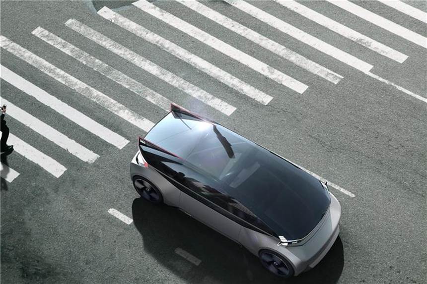 Volvo 360c kommuniziert mit anderen Verkehrsteilnehmern Schwedisches Sicherheitskonzept: Mit dem 360c Konzept zeigt Volvo, wie ein voll autonom fahrendes Auto mit anderen Verkehrsteilnehmern kommunizieren könnte. Foto: Volvo/dpa-tmn