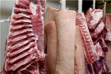 Schweinebäuche und Koteletts in einer Fleischerei. Frankreichs Metzger laut Branchenverband zunehmend Ziel von militanten Veganern. Foto: Carsten Rehder/Symbol