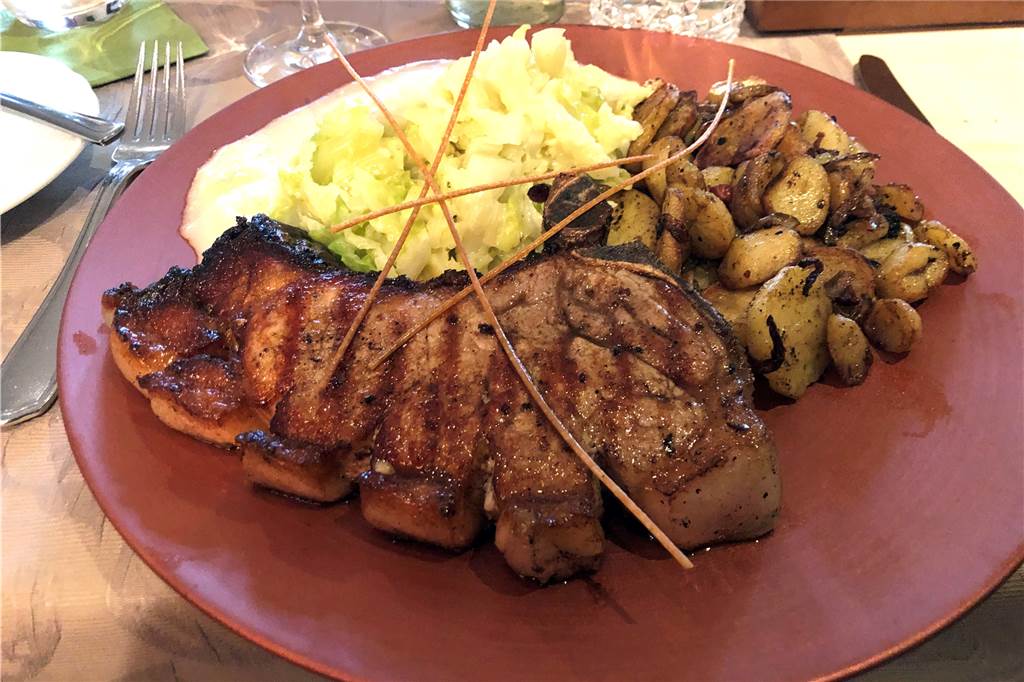 Schweinekotelett mit Rahmwirsing und Bratkartoffeln