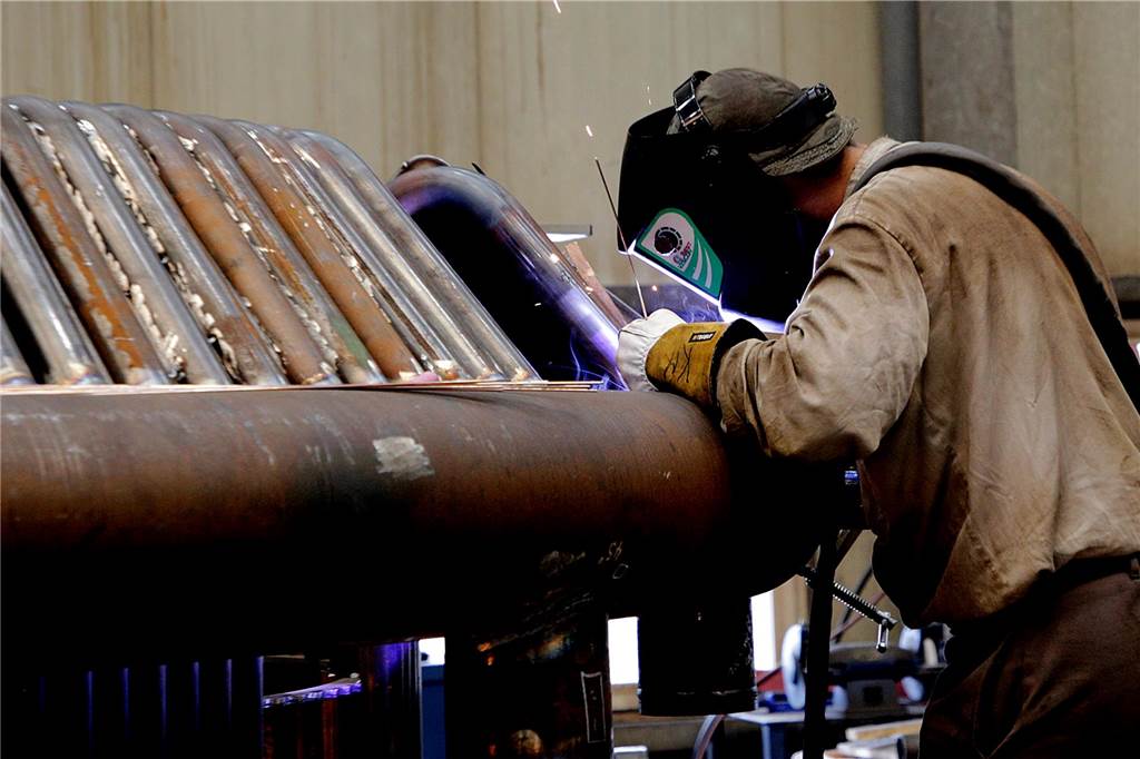 2000 Grad heiße Gase werden gekühlt: KSK baut innovative Anlage Schweißarbeiten werden bei KSK in höchster Präzision durchgeführt.