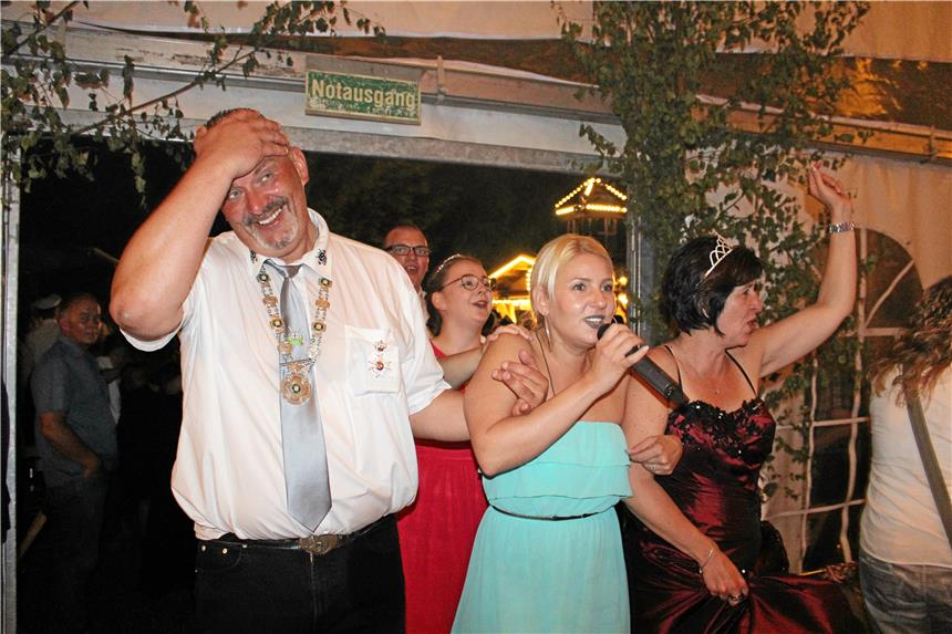Schweißtreibendes Amt. Bei tropischen Temperaturen feierte der neue König Markus Matschinsky (l.) am Samstagabend mit rund 500 Gästen den Königsball der Bürgerschützen Herbern. Kozdon