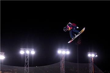 Schweizerin Carla Somaini springt beim Big Air in Mönchengladbach mit ihrem Snowboard durch die Luft. Foto: Marius Becker/Archiv