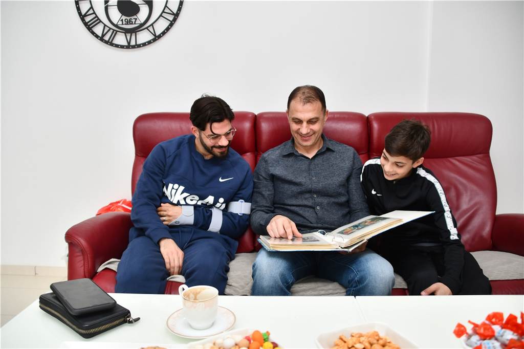 Früher mischte der Vater Dortmunds Amateurfußball auf, sein Sohn tut es nun in der Oberliga Schwelgen in Erinnerungen des Vaters: die Erdogans.