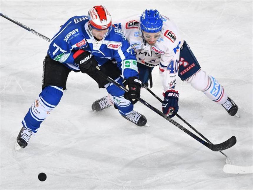 DEL Winter Game soll Trumpf bleiben Schwenningens Uli Maurer (l) und Mannheims Daniel Sparre kämpfen um den Puck. Foto: Uwe Anspach