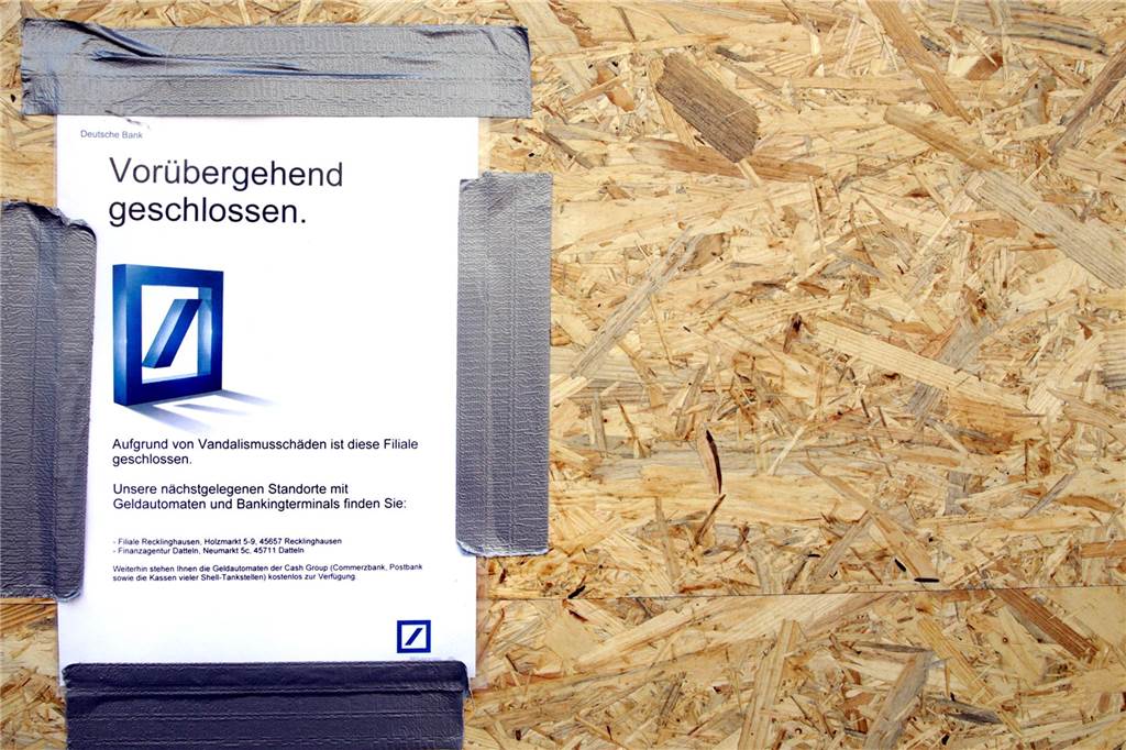 DNA-Spur verrät Geldautomatensprenger: Niederländer (23) in Haft Hinweisschild an einem Holzbrett.