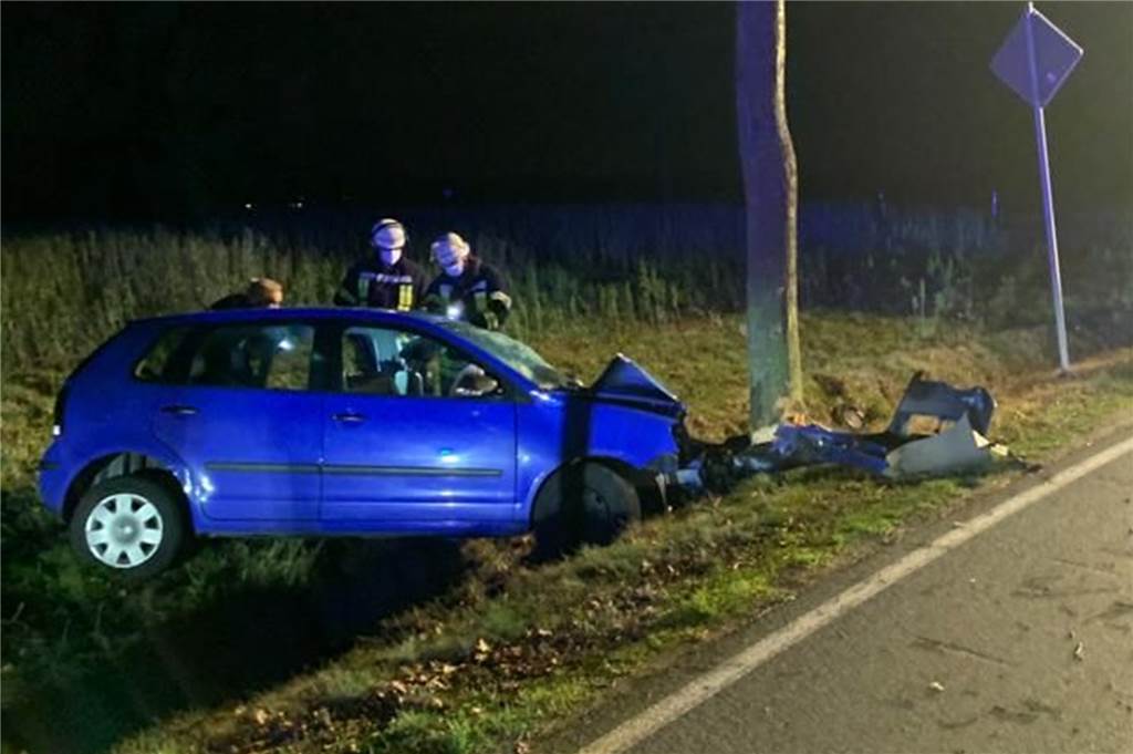 18-jähriger Selmer kommt in Capelle von Straße ab und prallt gegen Baum Schwer beschädigt wurde das Fahrzeug beim Unfall am Freitagabend in Capelle.