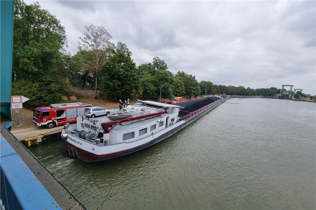 Schiff fährt auf Wesel-Datteln-Kanal gegen Brücke - wie in Dorsten Schwer beschädigt wurde das Schiff in Datteln bei der Kollision mit der Brücke.