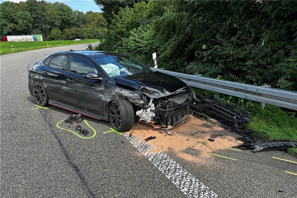 Schwerer Unfall bei Dorsten: Motorradfahrer stirbt nach Zusammenstoß Schwer beschädigt wurde der Wagen mit Gelsenkirchener Kennzeichen.