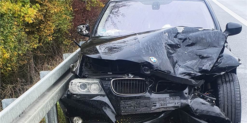 Schwerer Unfall: BMW in die Leitplanken geschleudert - Fahrer verletzt Schwer beschädigt wurde ein BMW bei einem Unfall auf der A 52.