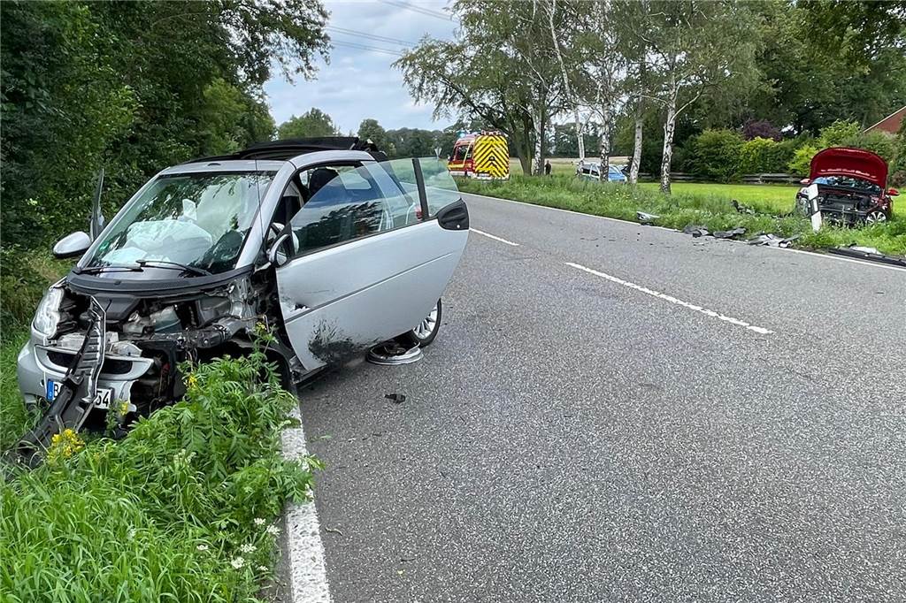 Unfall auf B70 in Raesfeld: Autos krachten frontal gegeneinander Schwer beschädigt wurden die beiden Autos bei dem Unfall.