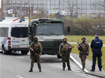 Schwer bewacht: eine Einfahrt zum Brüsseler Flughafen Zaventem. Foto: Laurent Dubrule
