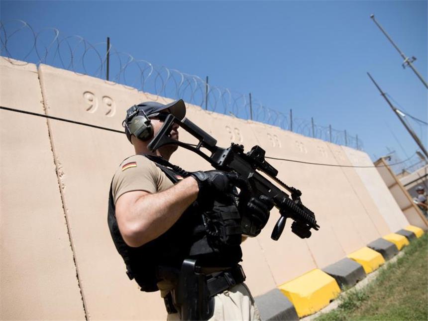 Gabriel fordert Reformen vom Irak Schwer bewaffnete Bundespolizisten sichern die deutsche Botschaft in Bagdad ab. Foto: Kay Nietfeld