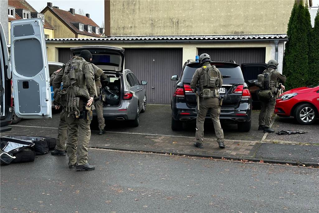 Drohanruf löst Amokalarm an der Neuen Schule Dorsten aus Schwer bewaffnete Einsatzkräfte der Polizei durchsuchen das Schulgebäude, um die Gefährdungslage abzuschätzen.