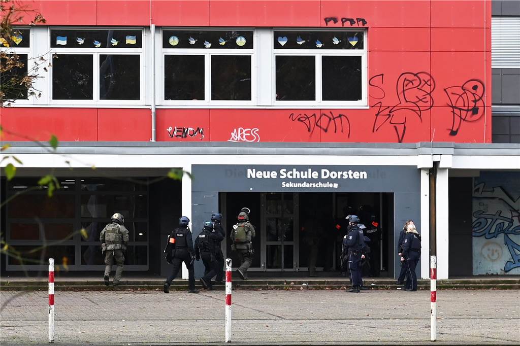 Stockhoff nach Amokalarm: „Gewalt hat zugenommen“ Schwer bewaffnete Polizisten haben die Schülerinnen und Schüler aus der Neuen Schule gebracht.