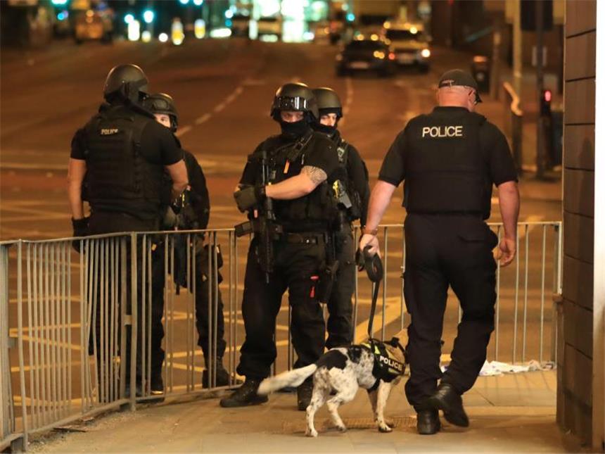 Polizei nach Manchester-Anschlag: Abedi hatte Hintermänner Schwer bewaffnete Polizisten in der Innenstadt von Manchester. Vor allem Kinder und Jugendliche zählten zu den Besuchern des Konzerts. Foto: Peter Byrne/PA Wire