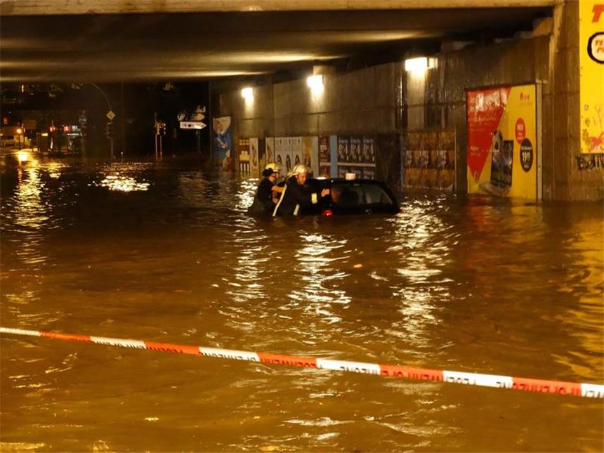 Schwer hat es auch Kley erwischt. Dort liefen Unterführungen voll, wie hier an der Haltestelle Germania.