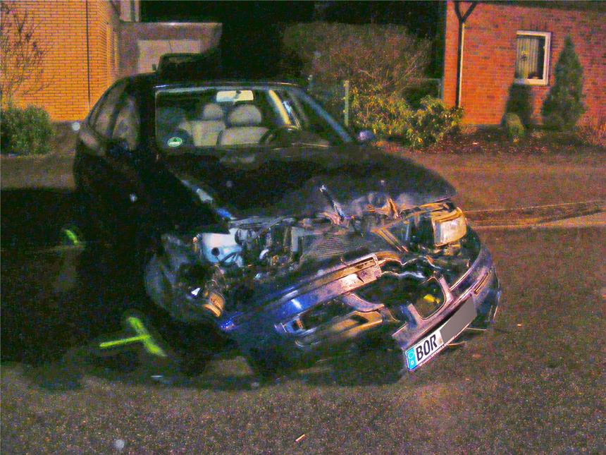 Pizzabote hatte es zu eilig: Frontalzusammenstoß Schwer verletzt wurde der Fahrer dieses PKW bei einem Unfall auf der Kettelerstraße in Otteinstein.