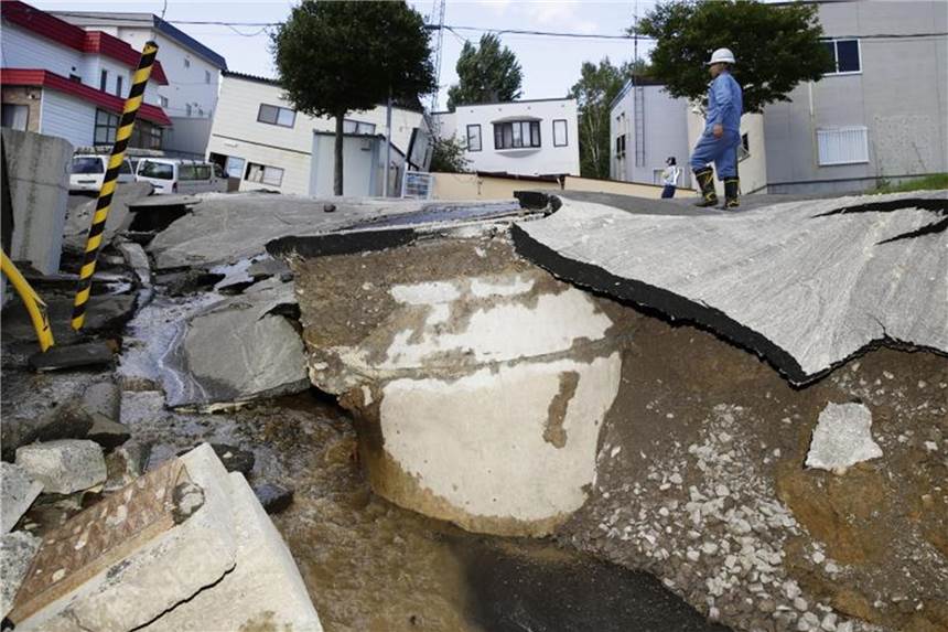 Schwer zerstörte Straße in Sapporo: Experten warnen vor weiteren Beben. Foto: Kyodo