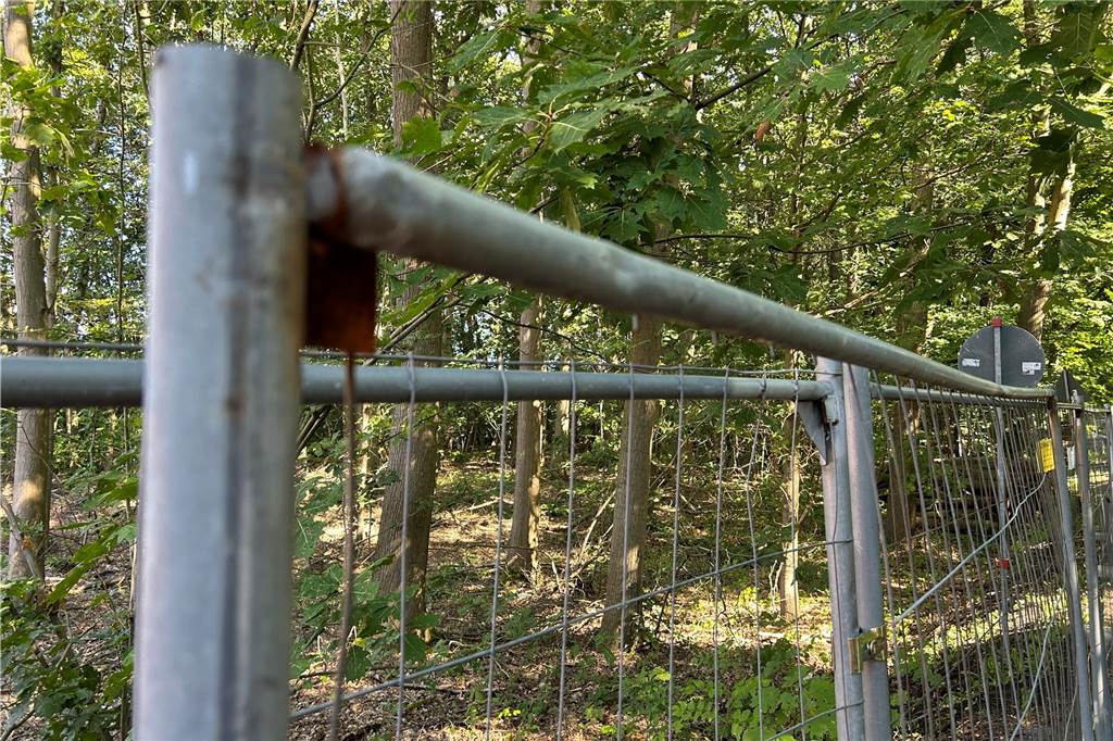 Abbau der Lippebrücke: Schaulustige stören Arbeiten Schwer zu erkennen, aber: Unbekannte haben Teile des Zaungitters herausgetrennt und eine Tür-große Öffnung hinterlassen.