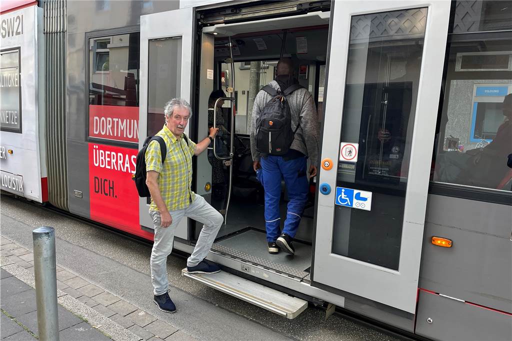 „Lebensgefährlich“: Experte prangert Missstände in der Nordstadt an Schwer zu überwinden - der Höhenunterschied zur Stadtbahn. Auch der Bordstein muss mit Rollator oder Kinderwagen erst einmal überwunden werden.