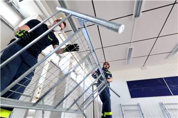 Schwere Stahlbetten werden für Geflüchtete an zwei Orten in Dortmund aufgebaut.